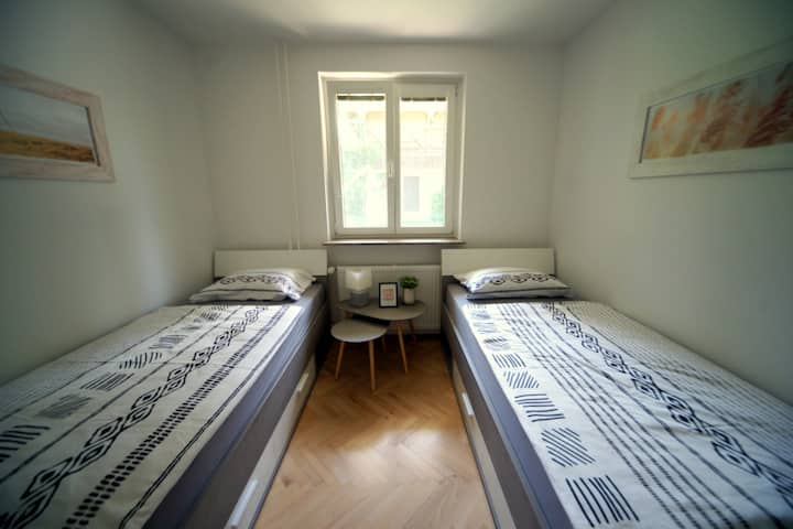 Zimmer mit zwei getrennten Betten