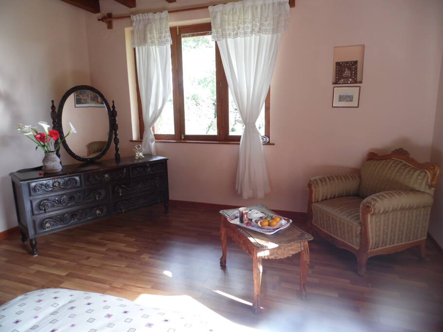 Iluminado dormitorio con vistas a los jardines