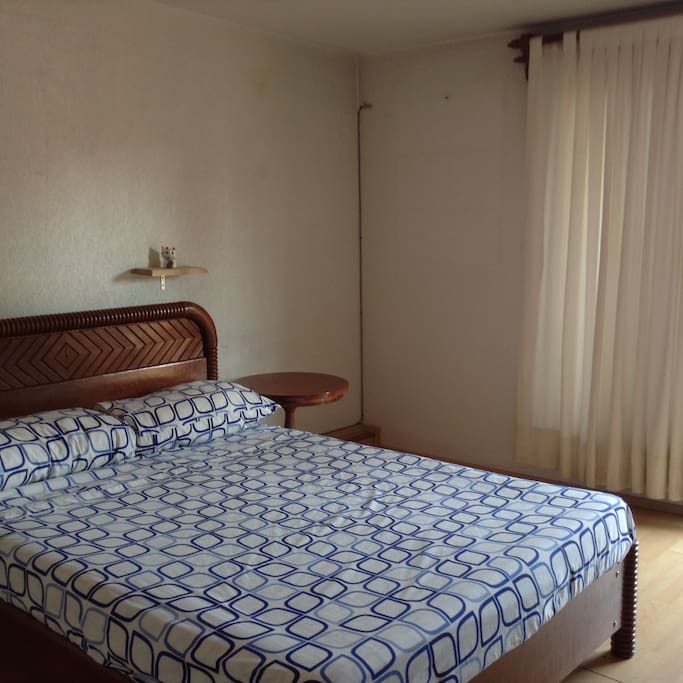 Cama queen size, habitación principal. Buena Iluminación.