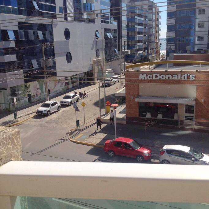 Visa da sacada, Avenida Central Meia Praia, frente ao Mc Donald's, menos de 100 metros da praia