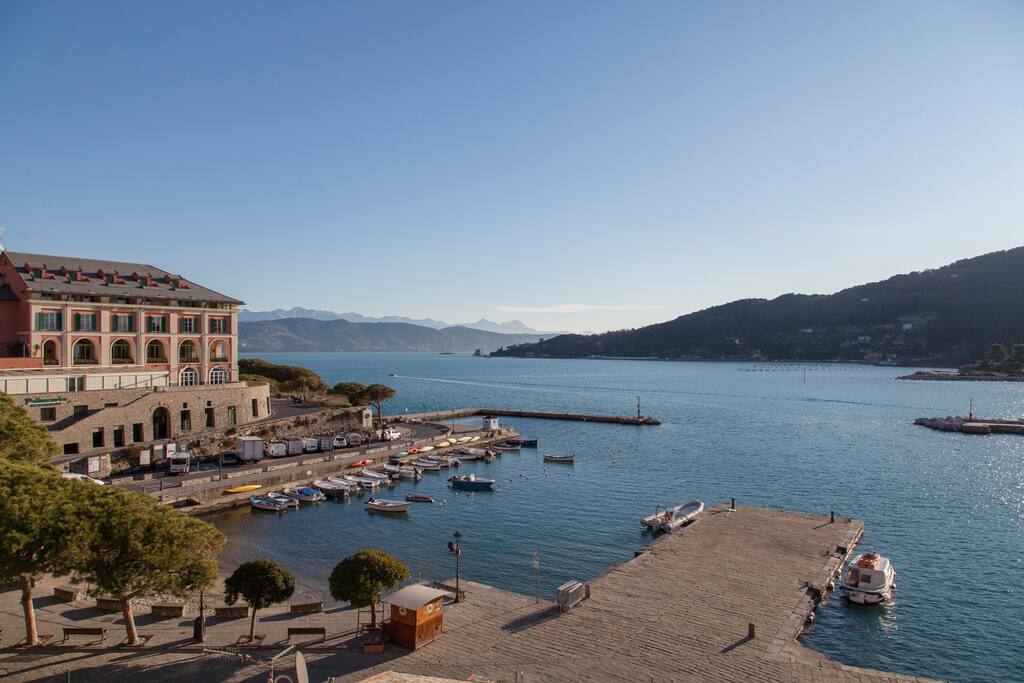 Vista sul grand hotel e alpi apuane