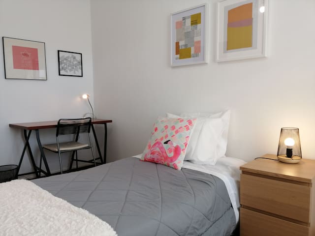 Single Bedroom with natural light!