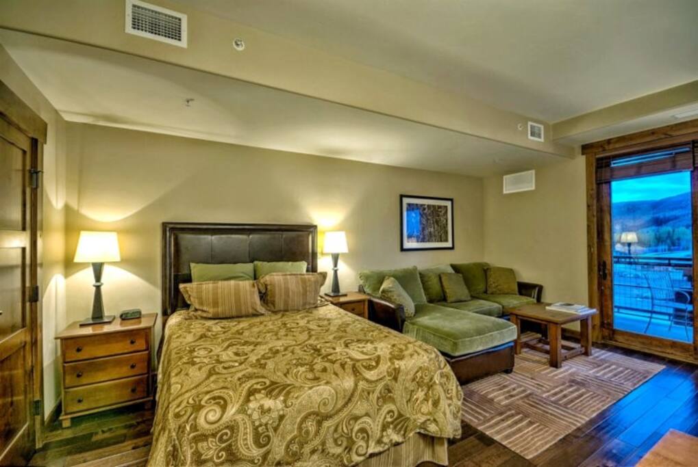 Queen Bed, Sectional Sofa Sleeper, Gas Fireplace, Flat Screen TV