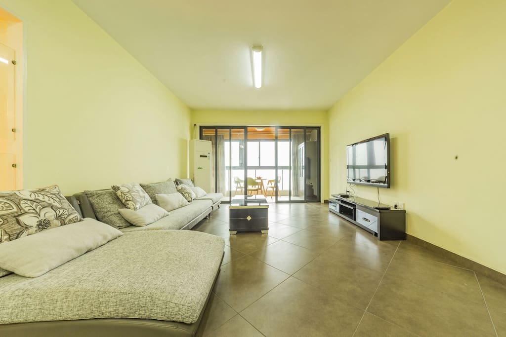 宽阔客厅 / Large Living Room