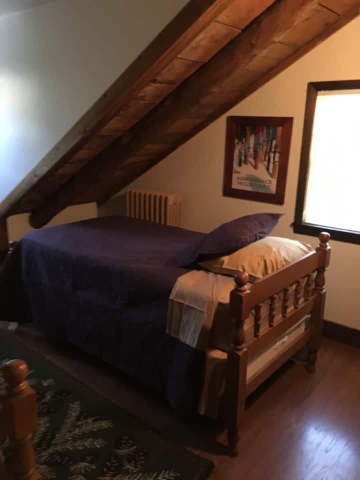 נוף לחדר שינה עם מיטות זוגיות