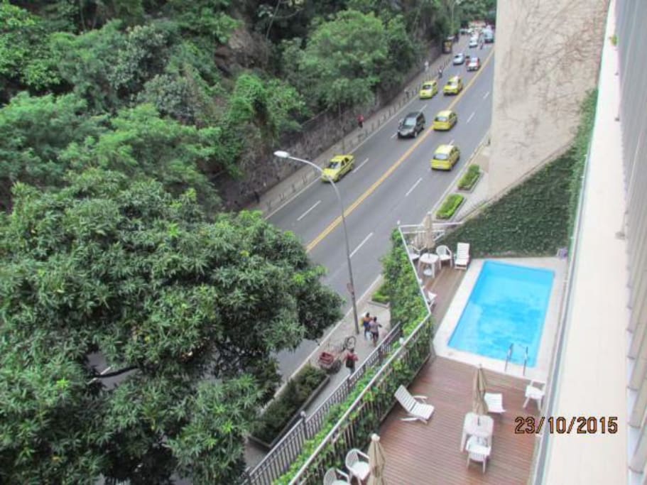 vista da piscina do edificio