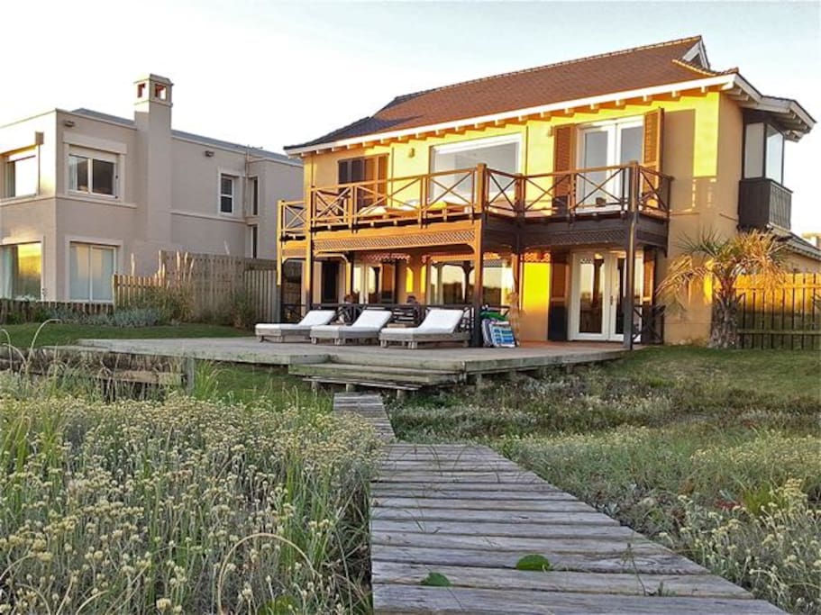 beach side of house/terraza al mar