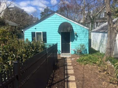 Tiny Cottage & a walk to the Beach