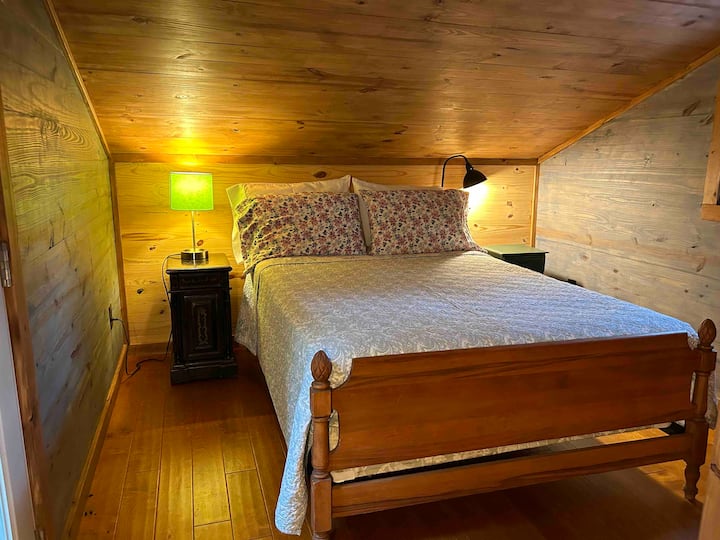 Chambre supérieure avec grand lit.