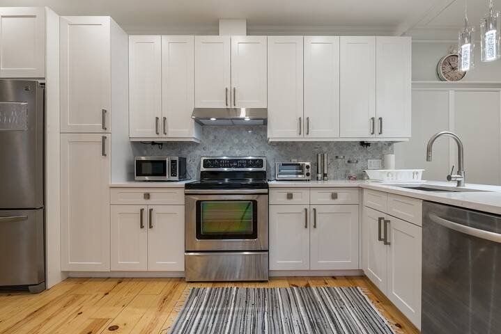 DOWNTOWN MONTREAL 12 BEDROOMS 6 BATHROOM SLEEPS 48