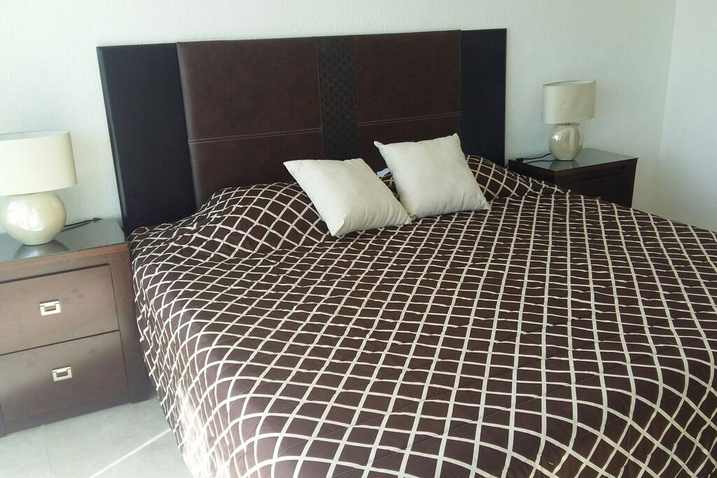 Recamara King size y balcon.