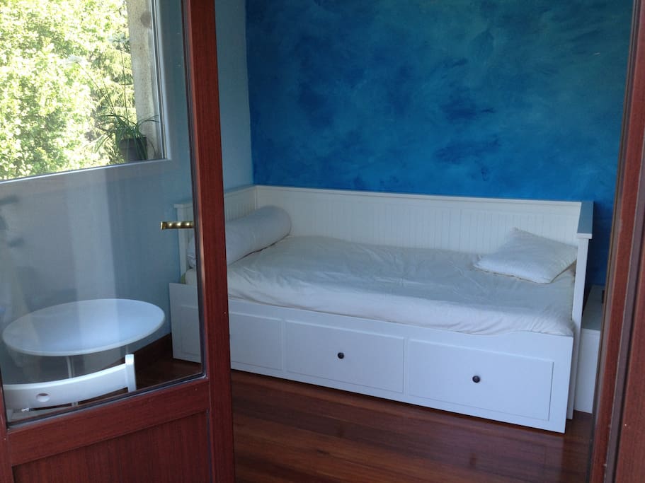 Esta es la habitación azul, con una cama diván típica de Ikea que se abre y se convierte en una cama de 135.