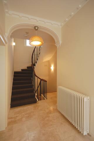 Luxury City Centre Four Bedroom Townhouse gallery image 5