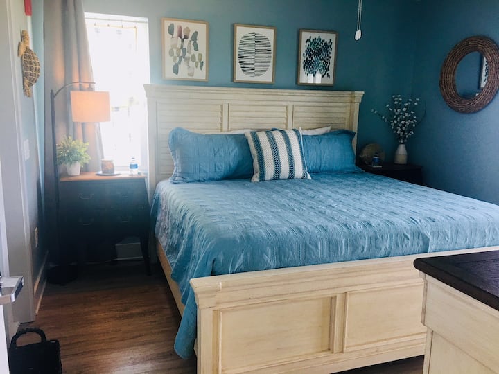 חדר שינה ראשי עם מיטת קינג ג'ל וריהוט חדש לגמרי. גם חדר רחצה פרטי עם מקלחת.