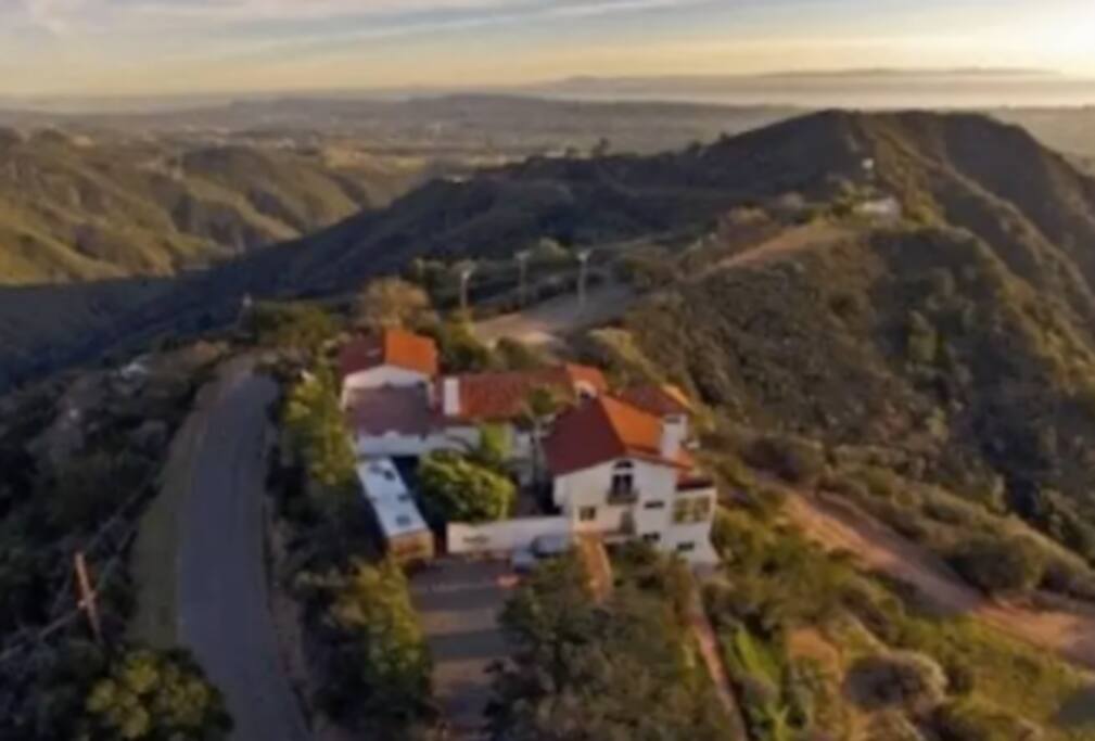 Above it all yet just 6 min from town, 10 min from Whole Foods or Trader Joe's and 15 to the airport, beaches or downtown.