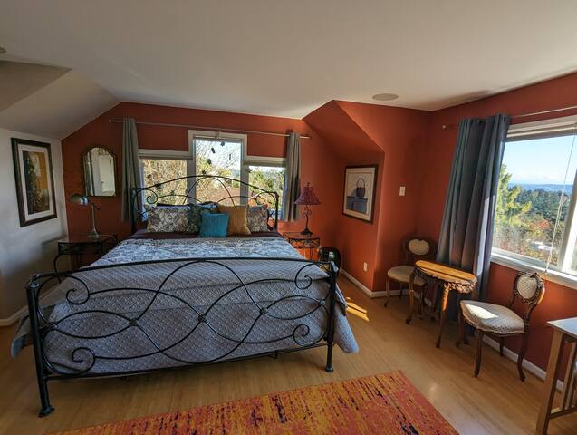 Artist Arboretum 4BR Home w/ Sanctuary Garden Spa gallery image 5