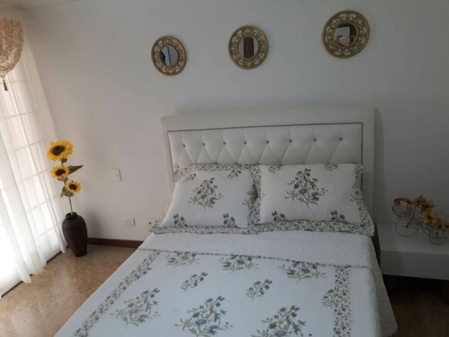Habitación privada, iluminada, cómoda y con suficiente confort para aquellos que desean descansar y disfrutar de los beneficios de una buena atención. / Private room, bright, comfortable and with enough comfort for those who want to rest and enjoy the benefits of good service.
