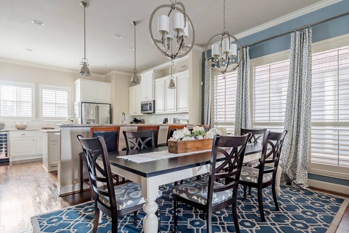 Head Into Downtown From a Dallas Dreamhouse gallery image 5