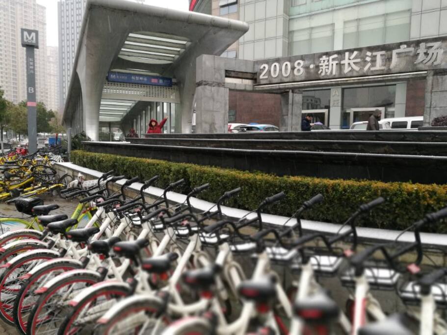 小区楼下的地铁站入口