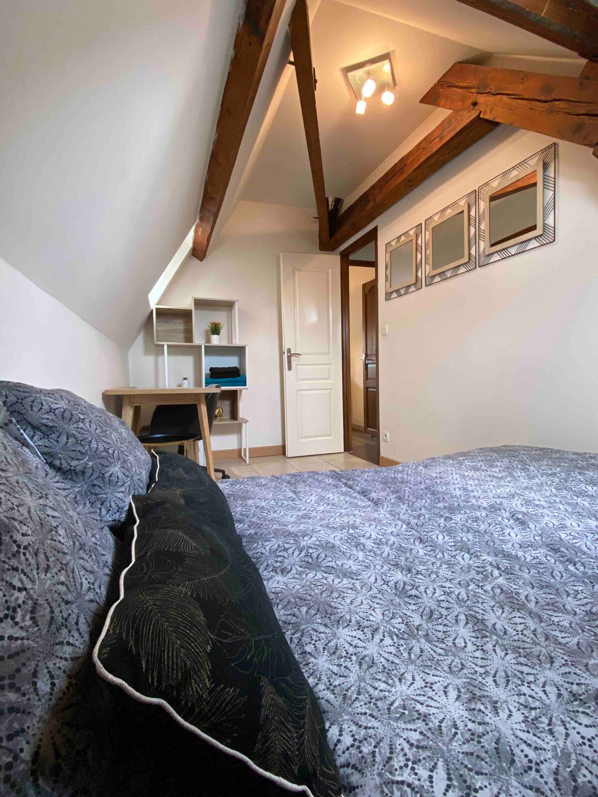 Бюро или спална зона, матрак 140 см