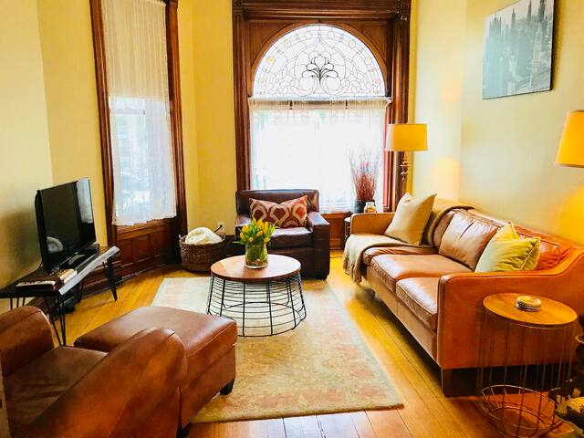Amazing Lincoln Park Rowhouse!! gallery image 2