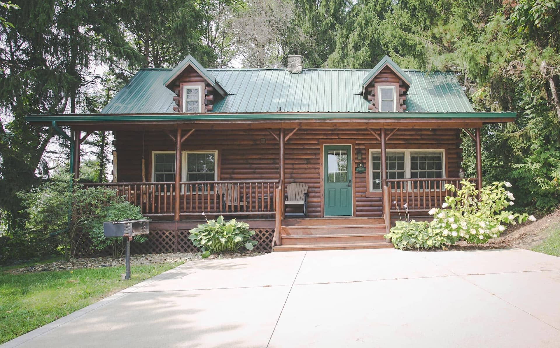 Log Cabin Nestled In Pine Trees with Hot Tub