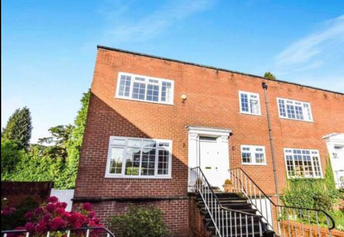 Large georgian house with cinema room and gardens!