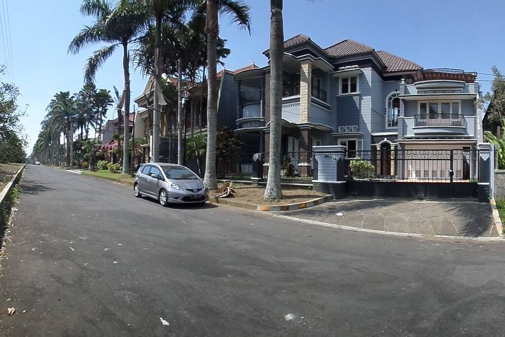 Tampak depan rumah. Jalan kembar 30 meter. Luas rumah 1000 m2. Lantai Marmer