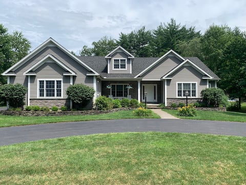 Entire home in Saratoga Springs minutes to track!