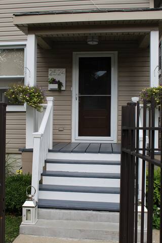 Adorable Single Family Home in Logan Square gallery image 3