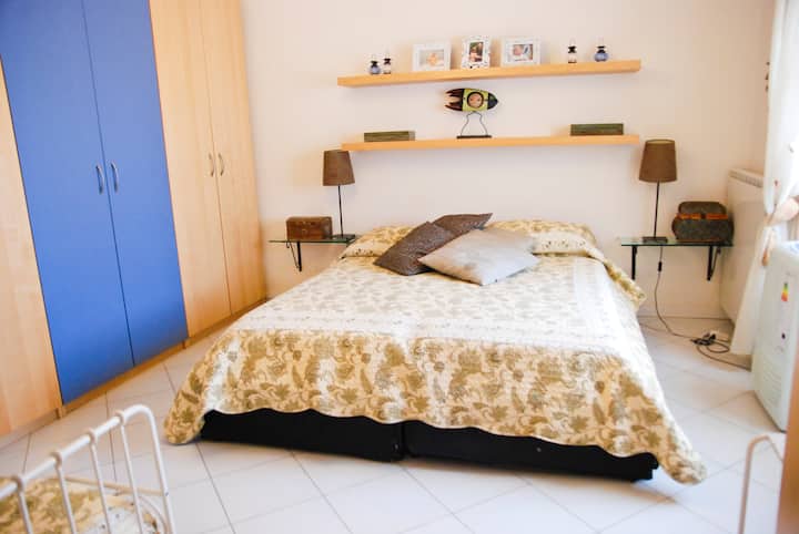 双人卧室+带空调的单人床 