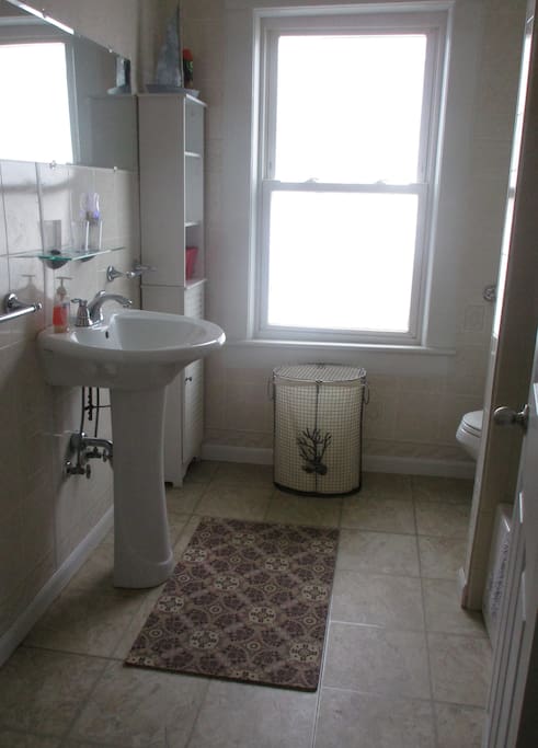 Bathroom. Shower & Tub