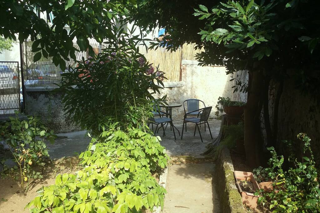 An attractive and lovely garden to hang