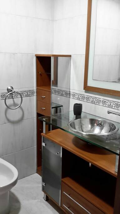 el baño lo comarten dos habitaciones