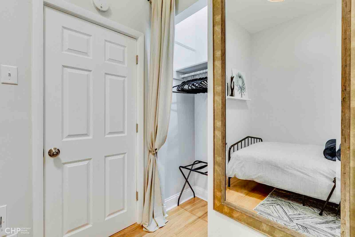 卧室# 1、双人床、衣橱、衣架、全身镜、床头柜（也是一个小梳妆台）和行李架