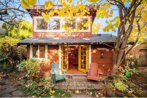 Seattle's Little Red house in a Dreamy Backyard