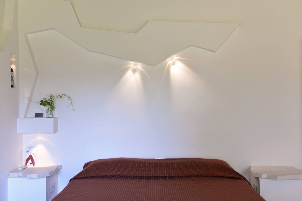 ... luci suggestivi sopra al letto