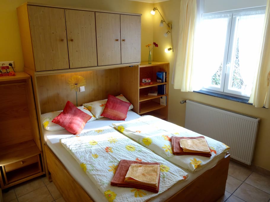 zusätzliches Schlafzimmer mti französichem Bett