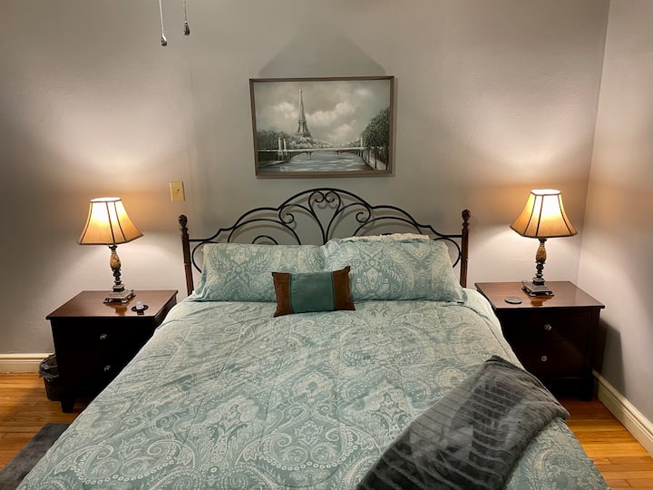 Druga spavaća soba s bračnim krevetom, stropnim ventilatorom i pametnom televizijom