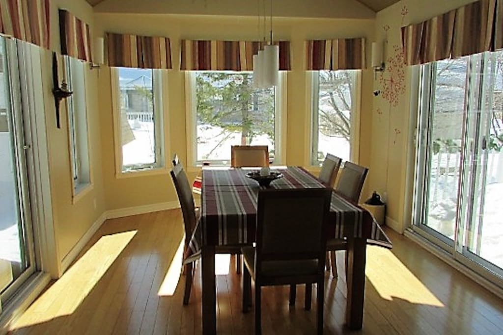 table avec extension qui peut accommoder de 8 à 10 personnes