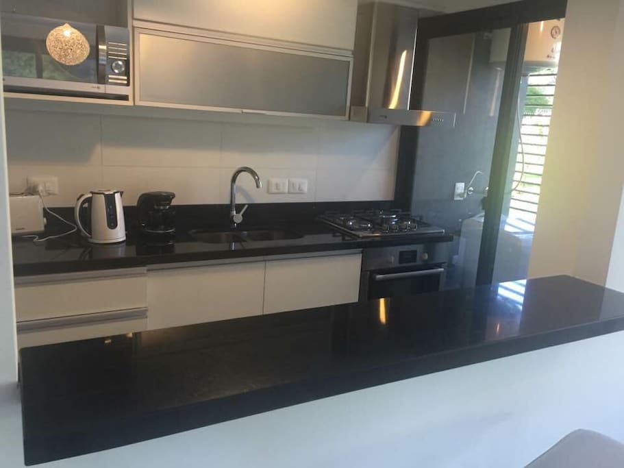 Gran cocina moderna, estilo americano. Spacious and modern kitchen