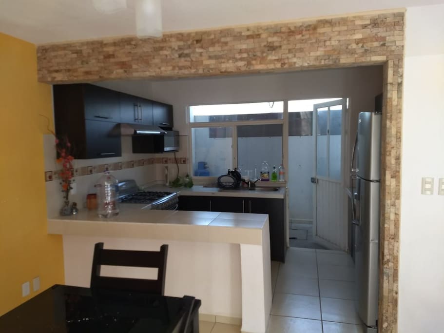 Cocina Equipada. Estufa, Horno y Refrigerador. Utencilios basicos