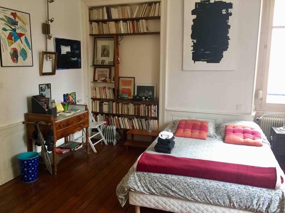 The room/La chambre/das Zimmer