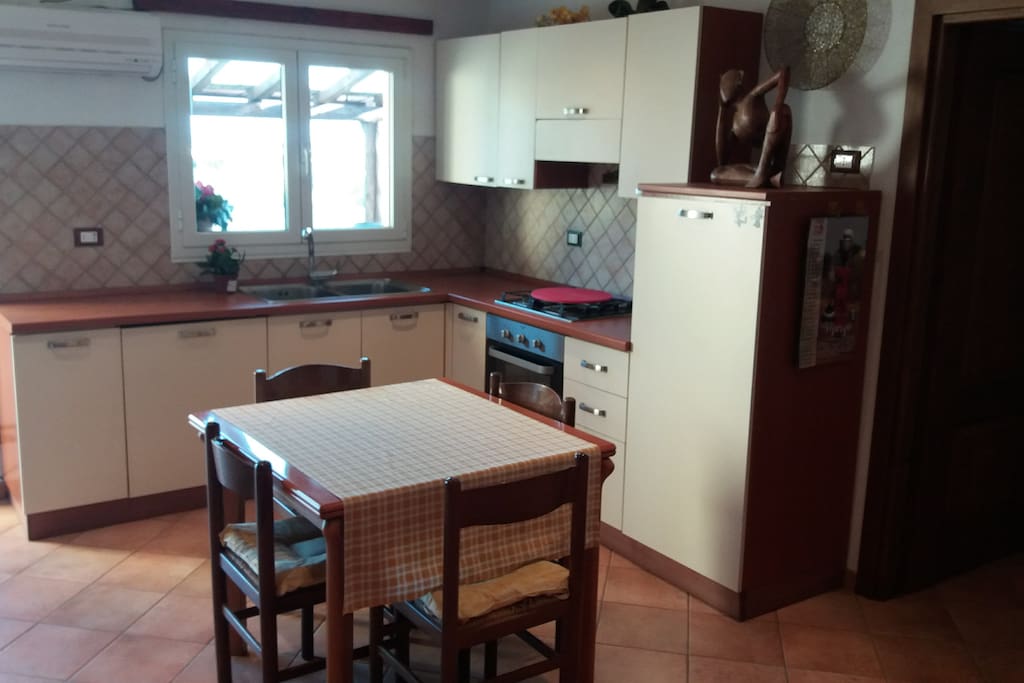 Cucina con forno e lavastoviglie