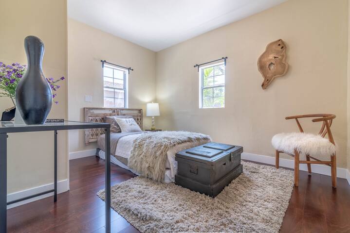 A Relaxing Cozy Unique LA Room w Private Bath & AC