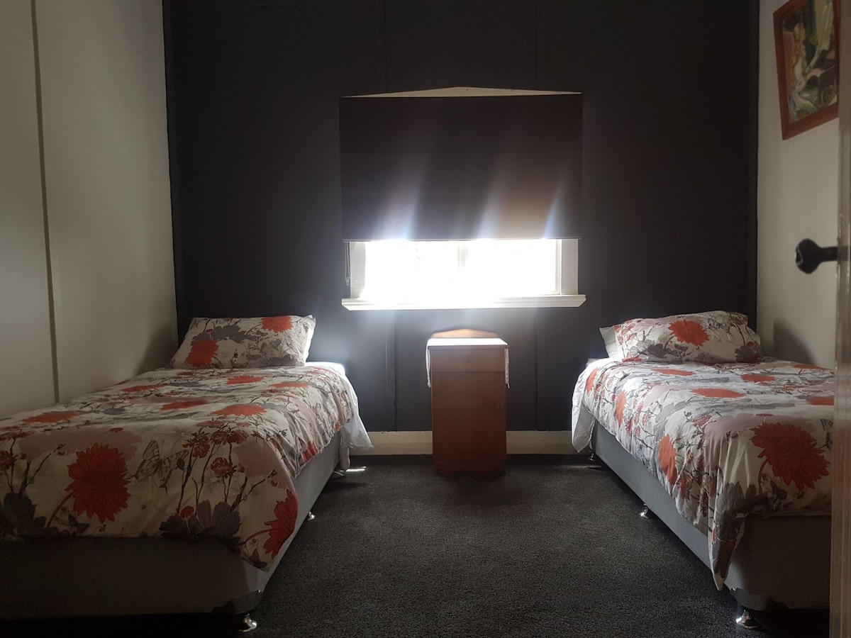 Chumba cha kulala 2. 2 x King Singles, au inaweza kuwekwa ili kutengeneza Kitanda 1 x King