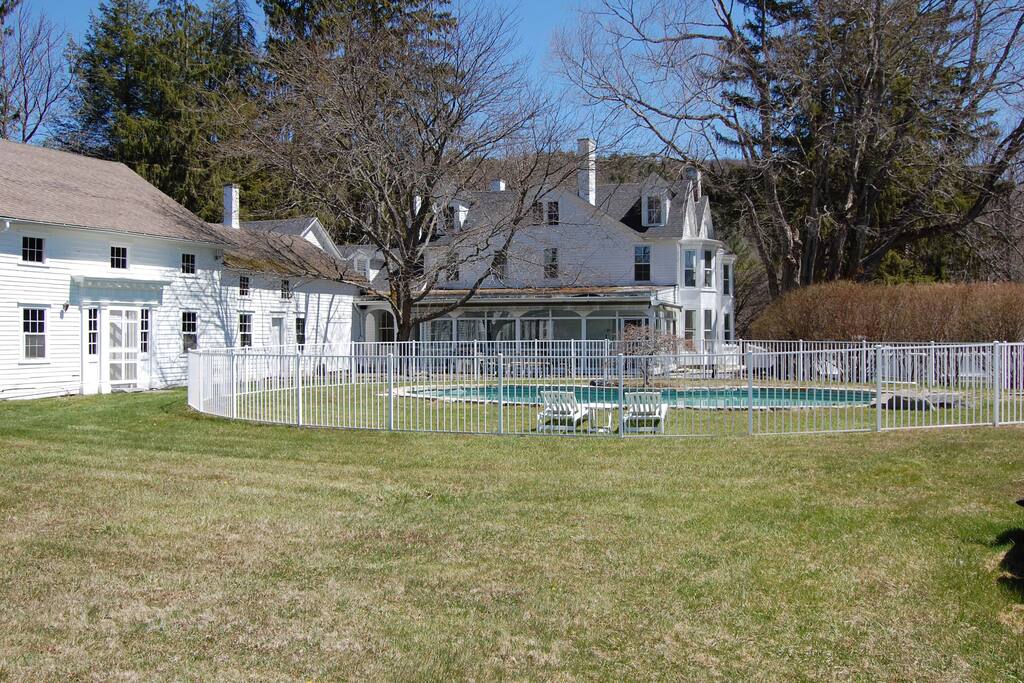 Back yard, fenced in pool