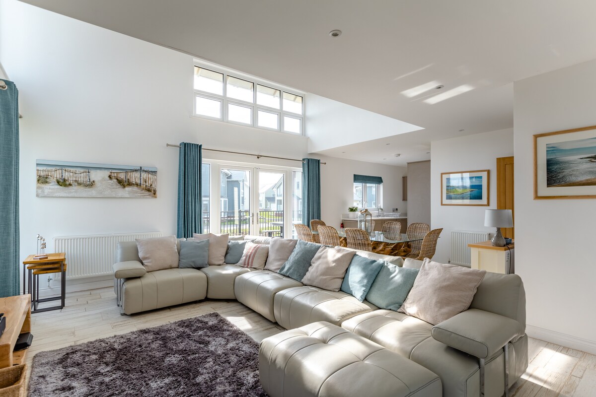 Popular Airbnb listing: Do Water Sports From a Modern Beach House With a Hot Tub in Beadnell