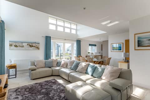 Popular Airbnb listing: Do Water Sports From a Modern Beach House With a Hot Tub in Beadnell