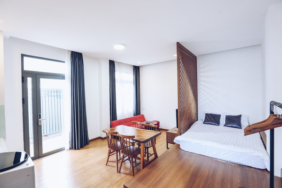 Samostatné bývanie s matracom na podlahe s manželskou posteľou